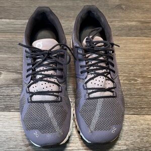 On Running Lavender Athletic Shoes woman’s size 9 (j14)